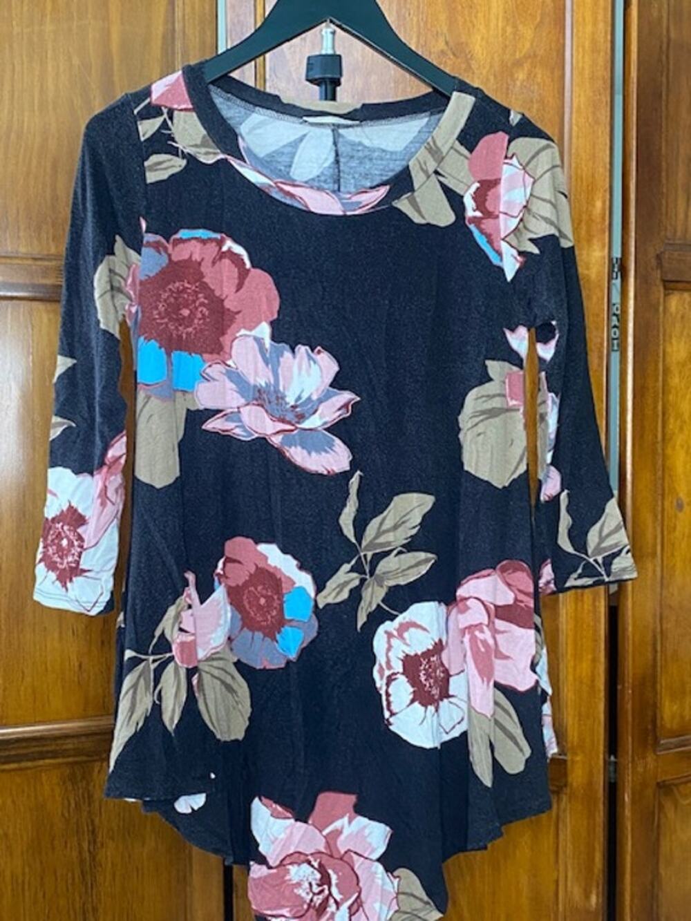 FRUMOS Floral Tunic Top Women's Small Black Pink Blue 3/4 Sleeve USA Rayon
